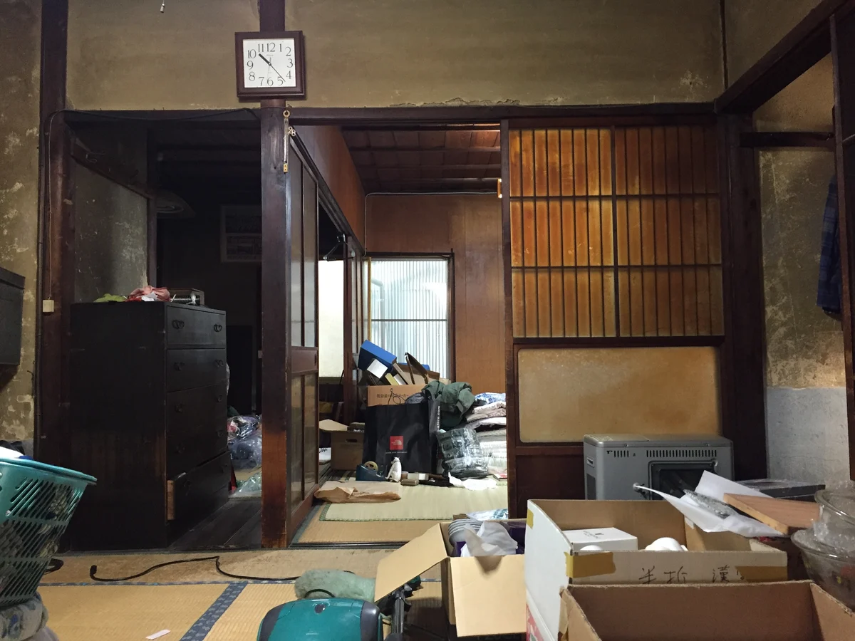 品物が残る片付け前の室内